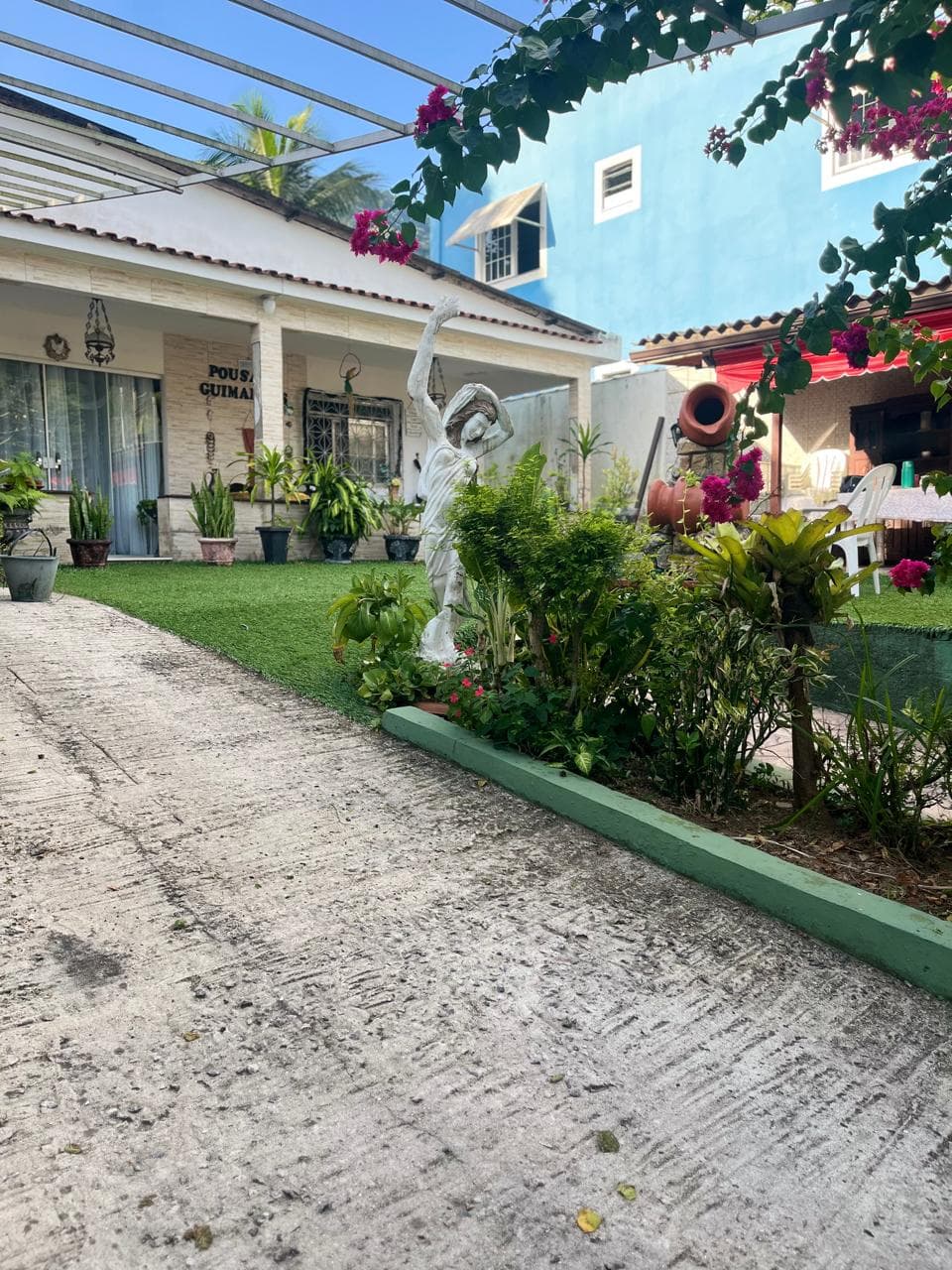 Área externa ajardinada da Pousada Guimarães